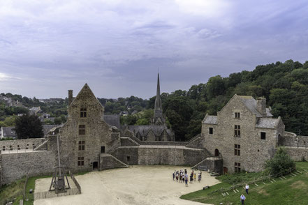 Bild: Blick auf Tour Raoul und Tour Surienne im Château de Fougères