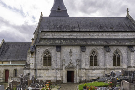 Bild: Blick vom Friedhof auf die Église Saint-Laurent in Marais-Vernier