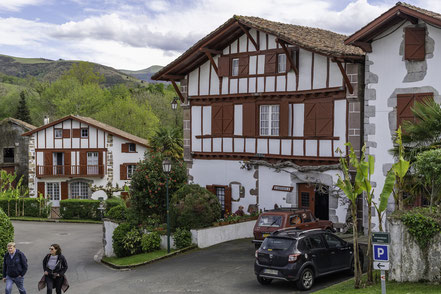 Bild: Typische Häuser im Baskenland hier in Ainhoa, Frankreich