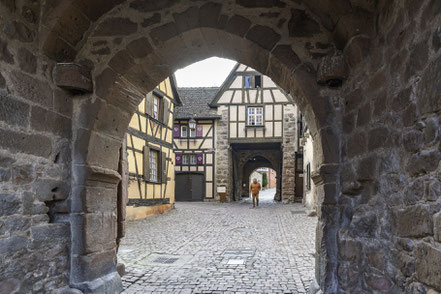 Bild: Oberes Stadttor in Riquewihr im Elsass, Frankreich