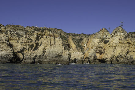 Bild: Bootstour zu der Felsenküste bei Lagos an der Algarve  