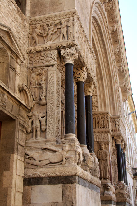 Bild: Das Portal der Église St.-Trophime in Arles