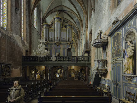 Bild: Blick vom Chor zurück auf Lettner und Silbermannorgel, rechts Kanzel in der #ÉgliseSaintPierreLeJeuneProtestant in Strasbourg