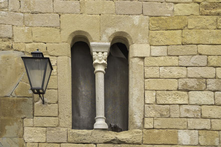 Bild: Fenster am Castell in Peratallada, Katalonien, Spanien