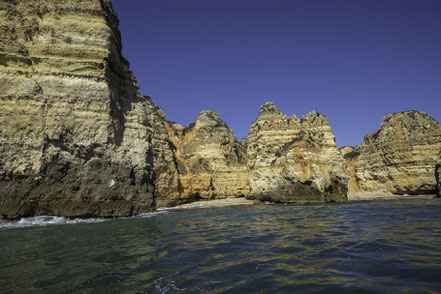 Bild: Bootstour zu der Felsenküste bei Lagos an der Algarve 