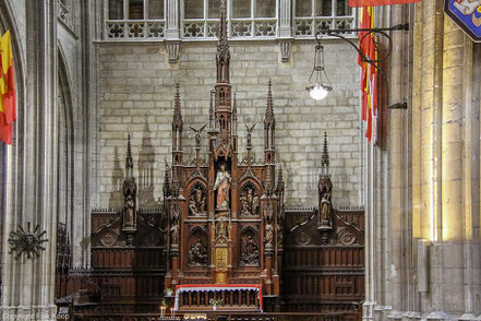 Bild: Altar im südlichen Querschiff in der Cathédrale Sainte-Croix d´Orléans in Orléans