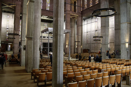 Bild: im Innern der Église Saint-Joseph in Le Havre