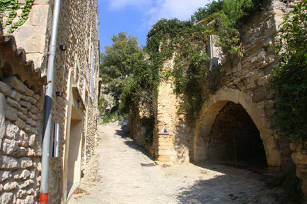 im unteren Teil von Gordes am Hang Kellereingänge in den Fels