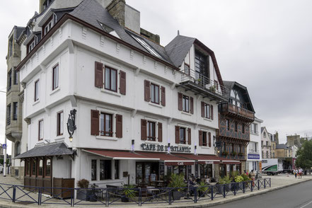 Bild: Cafe de l ´Atlantic in Concarneau in der Bretagne 