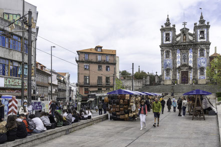 Bild: Platz vor der Igreja de Santo Ildefonso