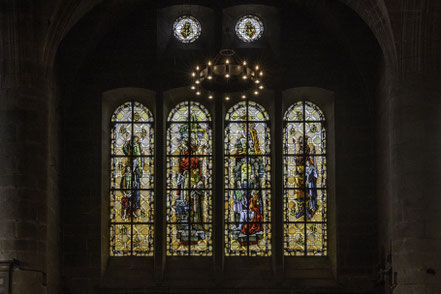 Bild: Kirchenfenster mit den Heiligen Saint Paul Aurélien, Tugdual, Corentin, Malo, Brieuc, Guillaume, Samson und Patern mit neun Pilgern zu ihren Füßen in der Chathédrale Saint-Vincent in Saint-Malo