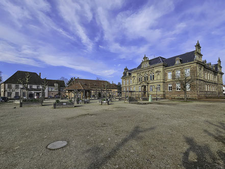 Bild: Der Place du Château mit Lycee in Bouxweiler