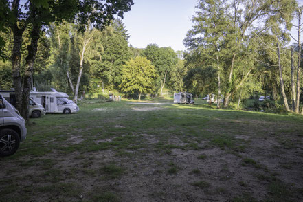 Bild: Naturbelassener Stellplatz für Wohnmobile in Saint-Céneri-le-Gérei