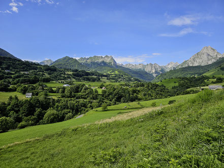 Bild: Wiese und Berglandschaft in Lesun Pyrenäen