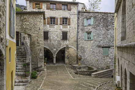 Bild: Place de La Colle in Peille, wo die Fontaine Gothique steht