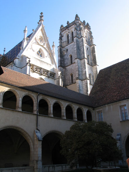 Bild: Blick vom Kreuzgang auf Turm und Dach der Monastère de Brou in Bourg-en-Bresse Frankreich