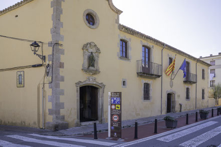 Bild: Hospital San Miquel links Portal der Kirche in Tossa de Mar