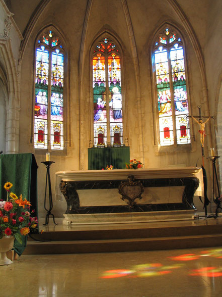 Bild: im Innern der Kirche Saint André in der Stadt Châtillon sur Chalaronne in Frankreich