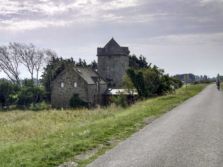 Bild: Alte Windmühle Fahrradweg bei Cherrueix