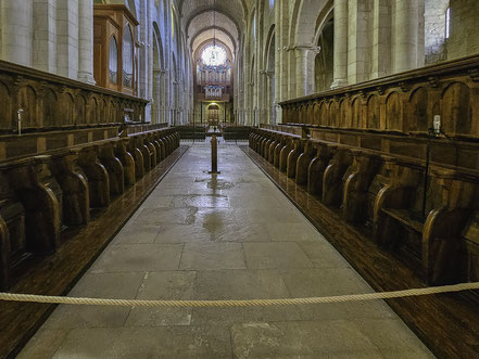 Bild: Das Gestühl Richtung Hauptportal in der Abteikirche von Monestir de Santa Maria de Poblet