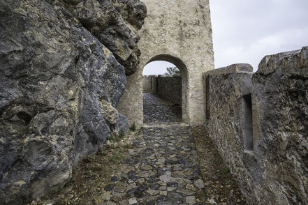 Bild: Der Weg zur Zitadelle in Entrevaux