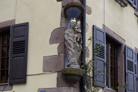 Bild: Marienfigur am Haus in Saint-Hippolyte im Elsass