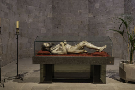 Bild: Reste einer Skulpturengruppe des Hl. Begräbnisses von 1355 in der Basilika de Sant Feliu de Girona