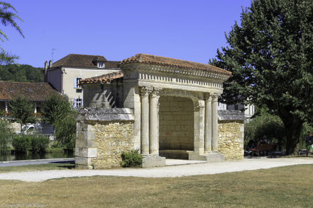 Bild: Prozessionsaltar aus dem 16. Jh. im Jardin des moines in Brantôme