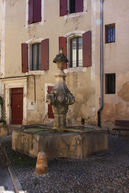 Bild: Brunnen der Lammkeule in Pernes les Fontaines