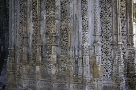 Bild: Das große Portal der unvollendeten Kapellen der Mosteiro de Santa Maria da Vitória in Batalha  