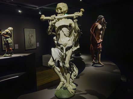 Bild: Automatenskulpturen "Todesstoß mit Schienbein" im Musée de l'Œuvre Notre-Dame in Strasbourg