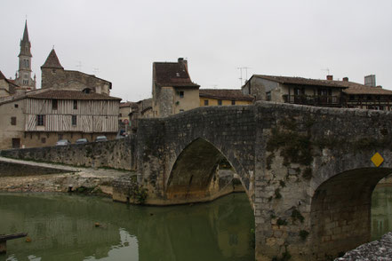 Bild: alte Brücke mit Kirche im alten Nérac