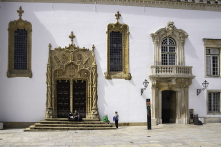 Bild: Rechts Eingang zur Capela de São Miguel, links manuelinisches Portal in der Universität Coimbra