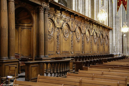 Bild: Holzvertäfelung beim Gestühl im Chor der Cathédrale Sainte-Croix d´Orléans in Orléans