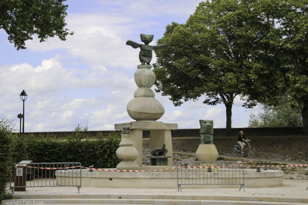Bild: Max-Ernst-Brunnen am Ufer der Loire in Amboise