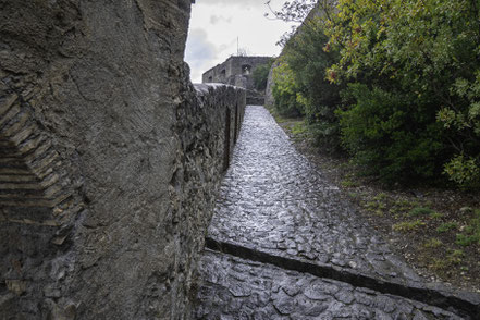 Bild: Der Weg zur Zitadelle in Entrevaux