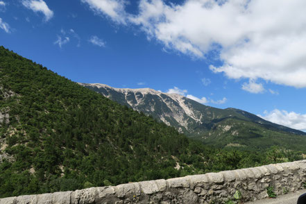 Bild: Beim Verlassen von Brantes ein Blick zurück zum Gipfel des Mont Ventoux