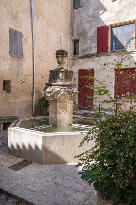 Bild: Mazan im Vaucluse mit Fontaine de Rossignol