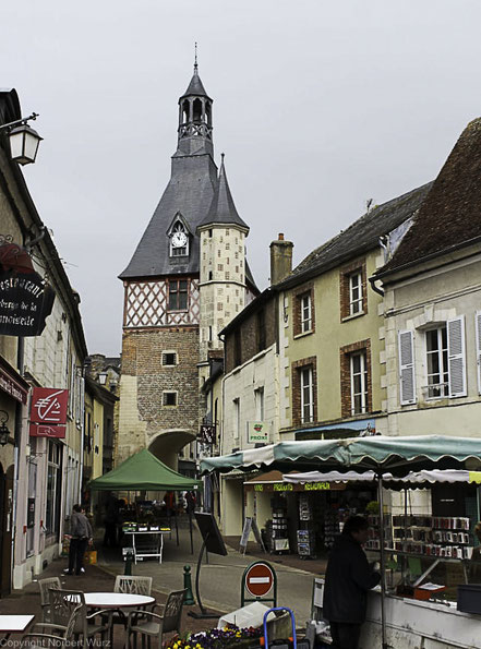 Bild: Tour de l'horloge in dem Ort Saint-Fargeau 