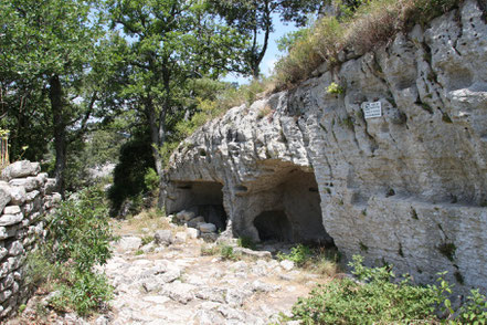 Bild: Felsenhäuser im Fort de Buoux