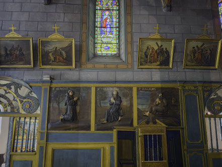 Bild: geschnitzte Holzreliefs aus dem 17. Jahrhundert in der Monastère Notre-Dame de Sarrance