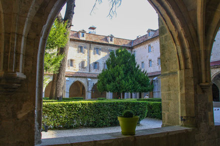 Bild: Blick in den Garten des Kreuzgang in Saint-Maximin-La-Sainte-Baume 