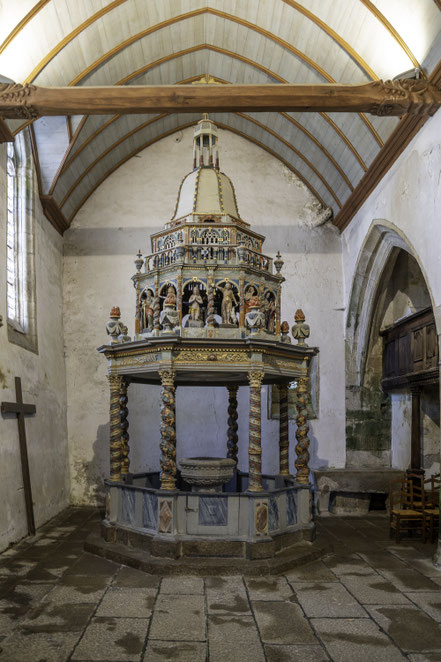 Bild: Taufbecken in der Kirche des umfriedeten Pfarrbezirkes in Lampaul-Guimiliau 