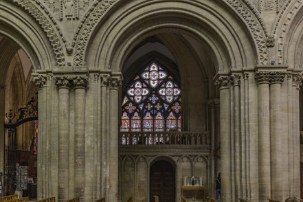  Bild: Blick in linkes Seitenschiff mit Glasfenster der Cathédrale Notre-Dame de Bayeux in Bayeux