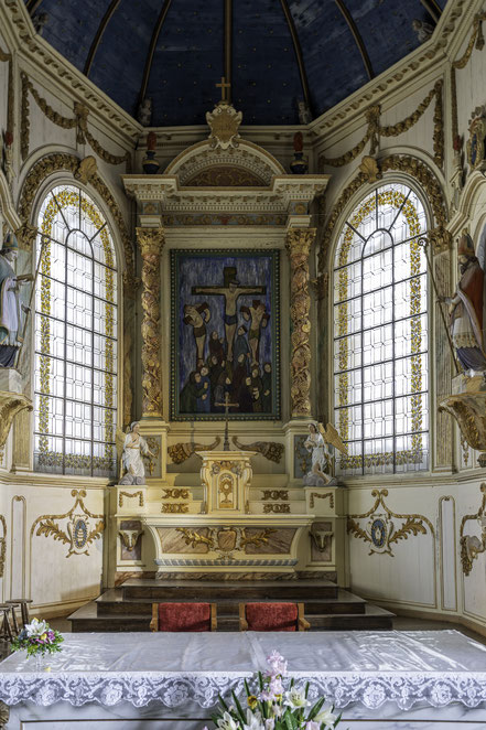 Bild: Der Chor mit Hochaltar der Kirche Saint Derrien  des umfriedeten Pfarrbezirkes in Commana 