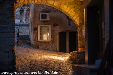 Bild: Gordes bei Nacht