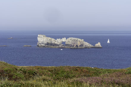 Bild: Blick von Batteries de Kerbonn auf vorgelagerte kleine Insel