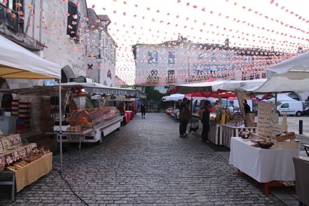 Bild: Markt auf dem Place Gambetta in Eymet, Frankreich