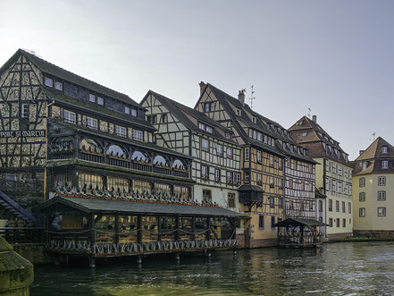 Bild: Fachwerkhäuser gegenüber der Schleuse nahe dem Place Benjamin-Zix in Strasbourg