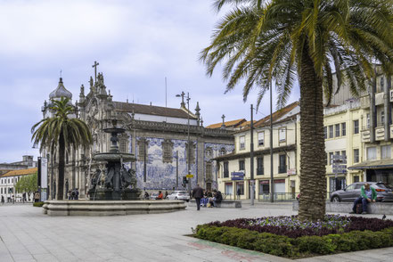 Bild: Praça de Gomes Teixeira mit Fonte dos Leões in Porto